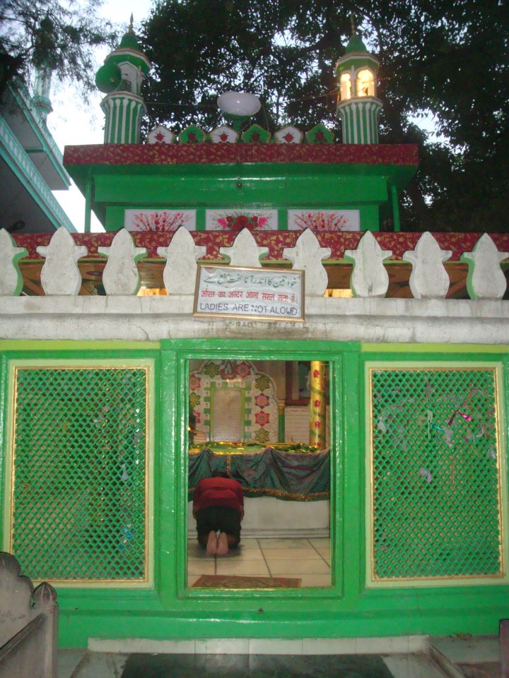 The holy shrine of Hazrat Khwaja Baqi Billah, with a view of his grave inside. Qutub Road, Delhi, India.