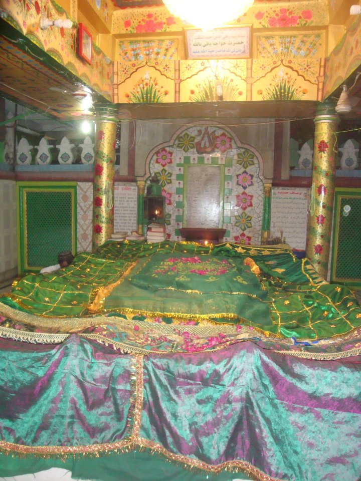 The noble grave of Khwaja Baqi Billah.
